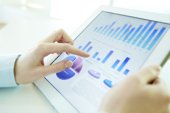 Oito consultorias destacaram o aumento na procura por profissionais da área de compliance. A adequação aos marcos legais é uma necessidade escancarada pelos recentes escândalos de corrupção. Com a entrada em vigor da Lei Anticorrupção (Lei 12.846/2013), as empresas passaram a prestar mais atenção em questões como ética corporativa, auditoria interna e código de conduta, diz Fábio Salomon, sócio da Salomon e Azzi. Nesse cargo, a formação em Direito é a mais comum. Cursos de Administração e Finanças, no entanto, também aparecem se a ênfase é em auditoria e controles. (Imagem: Thinkstock) Oito consultorias destacaram o aumento na procura por profissionais da área de compliance. A adequação aos marcos legais é uma necessidade escancarada pelos recentes escândalos de corrupção. Com a entrada em vigor da Lei Anticorrupção (Lei 12.846/2013), as empresas passaram a prestar mais atenção em questões como ética corporativa, auditoria interna e código de conduta, diz Fábio Salomon, sócio da Salomon e Azzi. Nesse cargo, a formação em Direito é a mais comum. Cursos de Administração e Finanças, no entanto, também aparecem se a ênfase é em auditoria e controles. (Imagem: Thinkstock)