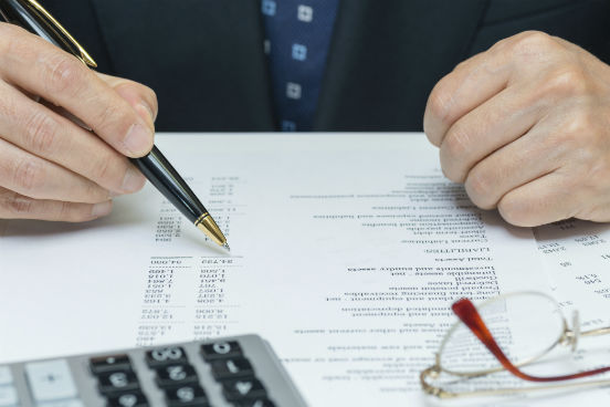 Para muitas empresas, o momento é de reestruturação, readequação de custos e estruturas. Temos visto constância de pedidos por CFOs para realizar essas mudanças e aumentar a eficiência das empresas em tempos mais difíceis, já que a visão geral é de que 2015 será um ano complexo para a economia, com inflação alta e baixo crescimento, diz Rafael Souto, da Produtive. O perfil é de formação em Sdministração, Ciências Contábeis ou Economia, normalmente com MBA na área e inglês fluente. (Imagem: Thinkstock) Para muitas empresas, o momento é de reestruturação, readequação de custos e estruturas. Temos visto constância de pedidos por CFOs para realizar essas mudanças e aumentar a eficiência das empresas em tempos mais difíceis, já que a visão geral é de que 2015 será um ano complexo para a economia, com inflação alta e baixo crescimento, diz Rafael Souto, da Produtive. O perfil é de formação em Sdministração, Ciências Contábeis ou Economia, normalmente com MBA na área e inglês fluente. (Imagem: Thinkstock)