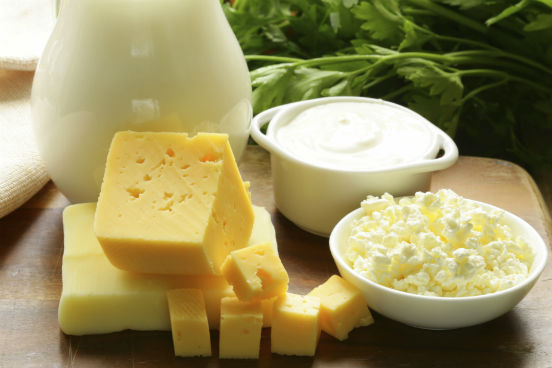 Importante para o processo de coagulação sanguínea, para a formação de ossos e dentes e para a contração muscular, o cálcio pode ser encontrado no leite e seus derivados e também em vegetais de cor verde escuro (couve, espinafre e brócolis, por exemplo). (Imagem: Thinkstock) Importante para o processo de coagulação sanguínea, para a formação de ossos e dentes e para a contração muscular, o cálcio pode ser encontrado no leite e seus derivados e também em vegetais de cor verde escuro (couve, espinafre e brócolis, por exemplo). (Imagem: Thinkstock)