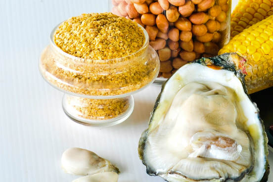 O zinco participa do metabolismo de proteínas e carboidratos, ajuda na respiração dos tecidos e atua no controle cerebral dos músculos. Pode ser encontrado em ostras, nozes, leguminosas, carnes, peixe e ovo. (Imagem: Thinkstock) O zinco participa do metabolismo de proteínas e carboidratos, ajuda na respiração dos tecidos e atua no controle cerebral dos músculos. Pode ser encontrado em ostras, nozes, leguminosas, carnes, peixe e ovo. (Imagem: Thinkstock)