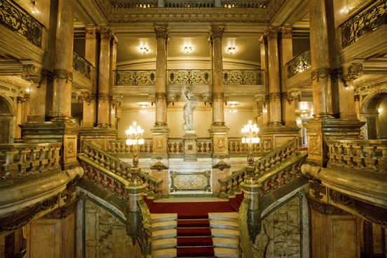 A técnica consiste em usar a memória espacial para gravar nomes, fatos ou listas. O objetivo é criar um lugar imaginário, como uma casa ou um palácio, visualizar os móveis de cada cômodo e associar uma memória a cada um deles. Imagine que você queira gravar os nomes de todos os presidentes brasileiros, por exemplo. Getúlio Vargas pode ser ligado à poltrona da sala e Juscelino Kubitschek, ao lustre. O ideal é que as associações entre os móveis e os elementos a serem memorizados sejam divertidas ou inusitadas - você pode associar Jânio Quadros ao quadro na parede, por exemplo. Depois que fizer todas as associações, a ideia é percorrer mentalmente o palácio várias vezes, lembrando-se da posição de cada móvel e, consequentemente, dos nomes ou fatos vinculados a eles. Oradores gregos e romanos, como Cícero, usavam essa técnica para memorizar seus longos discursos. A técnica consiste em usar a memória espacial para gravar nomes, fatos ou listas. O objetivo é criar um lugar imaginário, como uma casa ou um palácio, visualizar os móveis de cada cômodo e associar uma memória a cada um deles. Imagine que você queira gravar os nomes de todos os presidentes brasileiros, por exemplo. Getúlio Vargas pode ser ligado à poltrona da sala e Juscelino Kubitschek, ao lustre. O ideal é que as associações entre os móveis e os elementos a serem memorizados sejam divertidas ou inusitadas - você pode associar Jânio Quadros ao quadro na parede, por exemplo. Depois que fizer todas as associações, a ideia é percorrer mentalmente o palácio várias vezes, lembrando-se da posição de cada móvel e, consequentemente, dos nomes ou fatos vinculados a eles. Oradores gregos e romanos, como Cícero, usavam essa técnica para memorizar seus longos discursos.