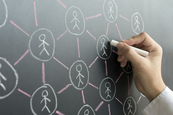 Uma das melhores formas de reter um dado é contextualizá-lo, isto é, integrá-lo aos conhecimentos que você já tem. Quanto mais conexões você fizer com os seus conhecimentos prévios, mais facilmente gravará uma novidade, dizem ao site Business Insider os autores do livro Make It Stick: The Science Of Successful Learning, Peter Brown, Henry Roediger e Mark McDaniel. Uma ótima forma de fazer isso é aplicar, na prática, tudo que você precisa memorizar - ou, no mínimo, vislumbrar hipóteses de aplicação desses dados na vida real. Se você precisa gravar como funciona o processo de transmissão de ondas de calor, por exemplo, tente pensar nessas informações a cada vez que tiver uma xícara de chá em suas mãos num dia de frio. Uma das melhores formas de reter um dado é contextualizá-lo, isto é, integrá-lo aos conhecimentos que você já tem. Quanto mais conexões você fizer com os seus conhecimentos prévios, mais facilmente gravará uma novidade, dizem ao site Business Insider os autores do livro Make It Stick: The Science Of Successful Learning, Peter Brown, Henry Roediger e Mark McDaniel. Uma ótima forma de fazer isso é aplicar, na prática, tudo que você precisa memorizar - ou, no mínimo, vislumbrar hipóteses de aplicação desses dados na vida real. Se você precisa gravar como funciona o processo de transmissão de ondas de calor, por exemplo, tente pensar nessas informações a cada vez que tiver uma xícara de chá em suas mãos num dia de frio.