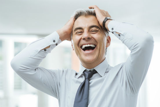 A neurocientista Carla Tieppo, professora adjunta da Faculdade de Ciências Médicas da Santa Casa de São Paulo, diz que um excelente método para estimular a memória é criar imagens bizarras, engraçadas e surreais sobre o elemento que precisa ser recordado. Se você acaba de conhecer uma pessoa, por exemplo, imagine-a numa situação esquisita, que faça você rir, e que tenha relação com o som do nome dela. É uma forma muito eficiente de gravar para sempre como ela se chama - quanto mais cócegas a imagem mental fizer em você, mais fácil será fixá-la, diz a professora. A neurocientista Carla Tieppo, professora adjunta da Faculdade de Ciências Médicas da Santa Casa de São Paulo, diz que um excelente método para estimular a memória é criar imagens bizarras, engraçadas e surreais sobre o elemento que precisa ser recordado. Se você acaba de conhecer uma pessoa, por exemplo, imagine-a numa situação esquisita, que faça você rir, e que tenha relação com o som do nome dela. É uma forma muito eficiente de gravar para sempre como ela se chama - quanto mais cócegas a imagem mental fizer em você, mais fácil será fixá-la, diz a professora.