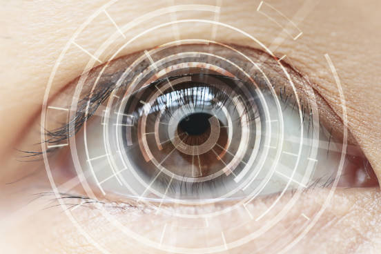 Muitas pessoas t&ecirc;m mem&oacute;ria fortemente visual, e, para elas, uma das melhores t&eacute;cnicas de memoriza&ccedil;&atilde;o passa pela combina&ccedil;&atilde;o de imagens. Acabou de conhecer uma pessoa? Para nunca mais esquecer como ela se chama, sugere o site de treinamento Memorise, escolha um atributo f&iacute;sico ou parte do corpo dela para associar ao seu nome. A vantagem est&aacute; em transformar um dado abstrato, como um conceito, data ou nome, em algo concreto. Vale caprichar na criatividade: imagens mentais ricas, coloridas e v&iacute;vidas s&atilde;o mais f&aacute;ceis de guardar.