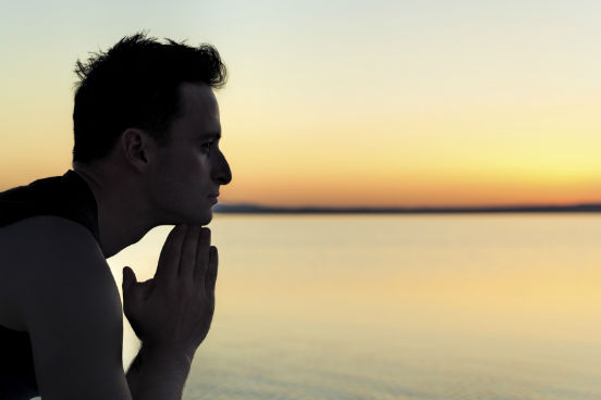 A mem&oacute;ria humana pode ser muito prejudicada pelo estresse. A sa&iacute;da &eacute; buscar um respiro em meio &agrave; correria e dedicar algum tempo para pensar sobre o que voc&ecirc; aprendeu e viveu durante o dia. Pesquisadores da Harvard Business School descobriram que sess&otilde;es de 15 minutos de reflex&atilde;o ao final de um dia de trabalho aumentaram em quase 23% a produtividade de profissionais de um call center. Ap&oacute;s o exerc&iacute;cio, os participantes do experimento tamb&eacute;m escreveram um di&aacute;rio com os principais acontecimentos do dia. Esse breve momento de introspec&ccedil;&atilde;o ajuda a organizar as informa&ccedil;&otilde;es novas e articul&aacute;-las com aquelas que j&aacute; estavam no seu c&eacute;rebro. Quando as pessoas t&ecirc;m a chance de parar para refletir, elas t&ecirc;m um enorme ganho de efici&ecirc;ncia, porque se sentem mais confiantes e, assim, colocam mais energia no que fazem e aprendem, diz a professora Francesca Gino ao site Business Insider.
