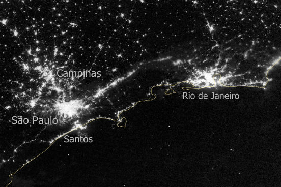 Megalópoles são o resultado do aglomerado de duas ou mais metrópoles. O termo foi criado nos anos 60 por Jean Gottmann, que estudava as regiões urbanas dos Estados Unidos. No Brasil, o eixo São Paulo-Rio de Janeiro (incluindo Campinas, as cidades da Baixada Santista, do Vale do Paraíba e da Rodovia Castelo Branco) é considerado uma megalópole. A imagem mostra essa megalópole observada por um satélite à noite. (Imagem: Wikimedia Commons/NASA Earth Observatory)