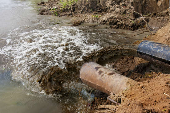 Um dos principais problemas ambientais urbanos é a poluição da água. Não são raros os casos em que, ao ser devolvida para o ambiente, a água encontra-se contaminada por substâncias químicas, geralmente devido ao seu uso pelas indústrias. Além disso, muitos detritos são lançados em rios e oceanos sem passar por um processo de tratamento. (Imagem: Thinkstock)