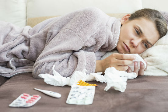 Ainda não se sabe ao certo todos os detalhes da doença e quais riscos ela pode trazer permanentemente para a saúde. Grande parte das infecções pelo zika não aparentam causar mais do que um mal-estar por algumas semanas. No entanto, algumas consequências mais graves, como a ocorrência de microcefalia em fetos e da síndrome de Guillain-Barré, já foram registradas. (Imagem: Thinkstock) Ainda não se sabe ao certo todos os detalhes da doença e quais riscos ela pode trazer permanentemente para a saúde. Grande parte das infecções pelo zika não aparentam causar mais do que um mal-estar por algumas semanas. No entanto, algumas consequências mais graves, como a ocorrência de microcefalia em fetos e da síndrome de Guillain-Barré, já foram registradas. (Imagem: Thinkstock)