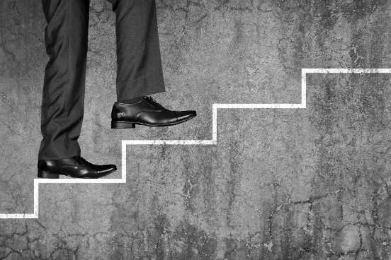 Juntar coragem para dar o primeiro passo pode ser extremamente difícil, mas essa é a ação mais primordial de todas para sair da zona de conforto. Mantenha-se determinado e pense nos seus objetivos finais - cada passo que você der após o primeiro o levará cada vez mais perto do que você quer alcançar. (Imagem: iStock) Juntar coragem para dar o primeiro passo pode ser extremamente difícil, mas essa é a ação mais primordial de todas para sair da zona de conforto. Mantenha-se determinado e pense nos seus objetivos finais - cada passo que você der após o primeiro o levará cada vez mais perto do que você quer alcançar. (Imagem: iStock)