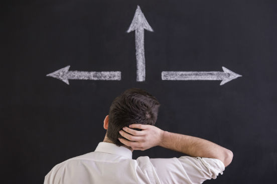 Quando você estiver prestes a fazer uma opção entre uma escolha segura/confortável e outra arriscada/desconfortável, escolha a segunda. Justamente por ser mais difícil e exigir mais de você, é essa a opção que vai lhe ensinar e fazer com que você cresça mais. (Imagem: iStock) Quando você estiver prestes a fazer uma opção entre uma escolha segura/confortável e outra arriscada/desconfortável, escolha a segunda. Justamente por ser mais difícil e exigir mais de você, é essa a opção que vai lhe ensinar e fazer com que você cresça mais. (Imagem: iStock)