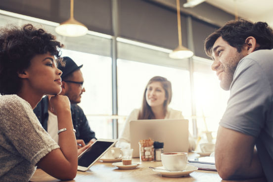 É extremamente fácil estar sempre perto de pessoas que tenham pontos de vista semelhantes ao seu. Trocar ideias com quem pensa diferente - sempre de uma maneira civilizada - serve não só para que você compreenda melhor o outro lado, mas também para ampliar suas perspectivas. (Imagem: iStock) É extremamente fácil estar sempre perto de pessoas que tenham pontos de vista semelhantes ao seu. Trocar ideias com quem pensa diferente - sempre de uma maneira civilizada - serve não só para que você compreenda melhor o outro lado, mas também para ampliar suas perspectivas. (Imagem: iStock)