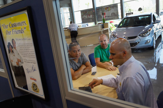 Pessoas extrovertidas e com facilidade de se comunicar podem também ter habilidade para vender produtos e serviços. Como Gerente de Vendas, o profissional também terá que lidar com os diferentes perfis de membros da sua equipe. Para isso, é preciso ter liderança e saber se comunicar para que o time trabalhe para atingir as metas. (Foto: Getty Images) Pessoas extrovertidas e com facilidade de se comunicar podem também ter habilidade para vender produtos e serviços. Como Gerente de Vendas, o profissional também terá que lidar com os diferentes perfis de membros da sua equipe. Para isso, é preciso ter liderança e saber se comunicar para que o time trabalhe para atingir as metas. (Foto: Getty Images)