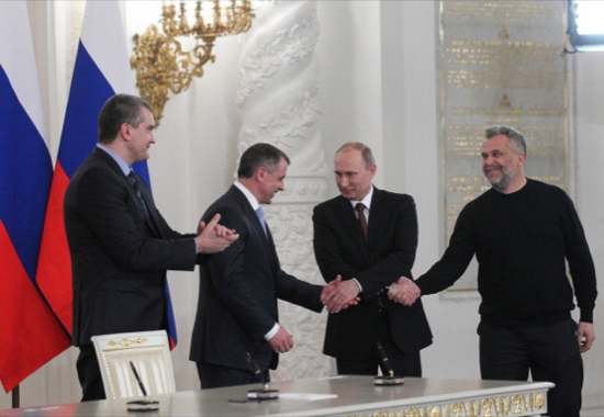 No dia seguinte ao referendo, o autoproclamado governo da Crimeia se declarou independente da Ucrânia e tomou medidas para se integrar ao território russo. Apesar da votação massiva, a Ucrânia não reconheceu a legitimidade da consulta popular. Estados Unidos e União Europeia já ameaçaram a Rússia com sanções caso prossigam com a anexação. (Foto: Wikimedia Commons) No dia seguinte ao referendo, o autoproclamado governo da Crimeia se declarou independente da Ucrânia e tomou medidas para se integrar ao território russo. Apesar da votação massiva, a Ucrânia não reconheceu a legitimidade da consulta popular. Estados Unidos e União Europeia já ameaçaram a Rússia com sanções caso prossigam com a anexação. (Foto: Wikimedia Commons)