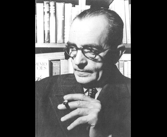 Em 1928, com a publicação de A Bagaceira, começou a segunda fase do Modernismo brasileiro. Desta vez, os autores estão voltados para conteúdos políticos e sociais, por conta de conflitos como a Revolução de 1932 e o período entre guerras. Graciliano Ramos, com Vidas Secas, é um dos principais autores dessa escola, juntamente com Jorge Amado, além de Cecília Meirelles e Carlos Drummond de Andrade no campo da poesia. <br>Foto: Wikicommons