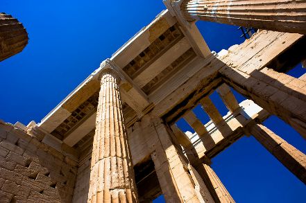 Nesta fase, a democracia também nasce e Atenas figura como um exemplo deste novo regime político. Esparta também é um expoente, porém do autoritarismo, já que se caracteriza pela forte cultura militar. Imagem: Wiki Commnos Nesta fase, a democracia também nasce e Atenas figura como um exemplo deste novo regime político. Esparta também é um expoente, porém do autoritarismo, já que se caracteriza pela forte cultura militar. Imagem: Wiki Commnos