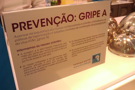 A gripe é uma das doenças mais comuns do mundo. É altamente contagiosa e é transmitida pelo ar, através de gotículas de saliva. Por isso, possui alto risco de se tornar uma epidemia ou pandemia. Foi o que aconteceu com a Gripe Espanhola e, mais recentemente, a Gripe tipo A, causada pelo vírus H1N1. Os principais sintomas são são calafrios, febre e prostração que podem ser acompanhadas por dores no corpo, tosse, espirros, cefaléia, dor de garganta, congestão nasal e irritação nos olhos. (Foto: Creative Commons)