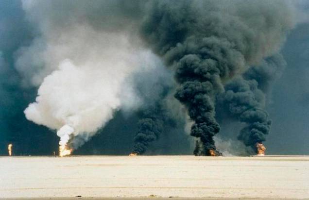 Após o Iraque invadir o Kwait para ter acesso ao golfo pérsico, os Estados Unidos interferem em favor do Kuwait. O Iraque precisa recuar, mas Saddam Russein permanece líder do país. (Foto: Wikimedia Commons) Após o Iraque invadir o Kwait para ter acesso ao golfo pérsico, os Estados Unidos interferem em favor do Kuwait. O Iraque precisa recuar, mas Saddam Russein permanece líder do país. (Foto: Wikimedia Commons)