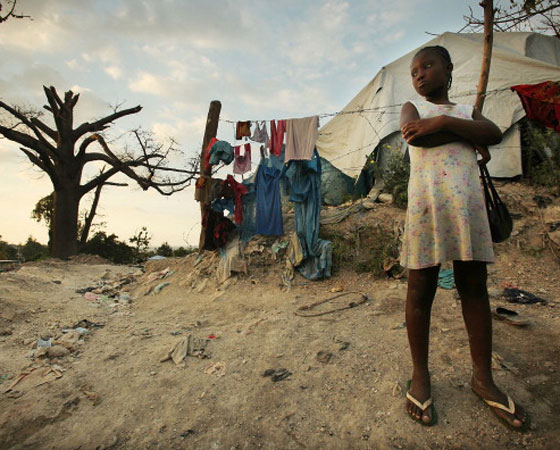 Em 2012, os candidatos tiveram que produzir um texto sobre imigração no país. A prova trazia como texto de apoio um trecho do site do Museu de Imigração explicando o contexto dos movimentos imigratórios para o Brasil e dois outros textos sobre a imigração de bolivianos e de haitianos em direção ao Brasil. Havia também um mapa com o trajeto percorrido por haitianos para entrada no Brasil a partir do Acre. Muitos estudantes que fizeram a prova disseram que foram "pegos de surpresa" com o tema. Mas, pelo menos para os leitores do Guia do Estudante, a questão não foi novidade. No primeiro semestre daquele ano, o GUIA DO ESTUDANTE ATUALIDADES fez uma matéria que abordava a questão do crescimento da entrada de estrangeiros no Brasil nos últimos anos.<span> <a href="https://beta-develop.guiadoestudante.abril.com.br/enem/a-migracao-sob-o-impacto-da-crise/" target="_blank" rel="noopener">Ela pode ser conferida aqui</a>. Também entrevistamos</span> estudantes que tiraram nota acima de 900 pontos para saber o que eles fizeram para ir bem na prova. <a href="https://beta-develop.guiadoestudante.abril.com.br/blog/redacao-para-o-enem-e-vestibular/veja-dicas-dos-estudantes-que-tiraram-mais-de-900-pontos-na-redacao-do-enem-2012-e-prepare-se/" target="_blank" rel="noopener">Vale a pena dar uma conferida nas dicas</a>! Em 2012, os candidatos tiveram que produzir um texto sobre imigração no país. A prova trazia como texto de apoio um trecho do site do Museu de Imigração explicando o contexto dos movimentos imigratórios para o Brasil e dois outros textos sobre a imigração de bolivianos e de haitianos em direção ao Brasil. Havia também um mapa com o trajeto percorrido por haitianos para entrada no Brasil a partir do Acre. Muitos estudantes que fizeram a prova disseram que foram "pegos de surpresa" com o tema. Mas, pelo menos para os leitores do Guia do Estudante, a questão não foi novidade. No primeiro semestre daquele ano, o GUIA DO ESTUDANTE ATUALIDADES fez uma matéria que abordava a questão do crescimento da entrada de estrangeiros no Brasil nos últimos anos.<span> <a href="https://beta-develop.guiadoestudante.abril.com.br/enem/a-migracao-sob-o-impacto-da-crise/" target="_blank" rel="noopener">Ela pode ser conferida aqui</a>. Também entrevistamos</span> estudantes que tiraram nota acima de 900 pontos para saber o que eles fizeram para ir bem na prova. <a href="https://beta-develop.guiadoestudante.abril.com.br/blog/redacao-para-o-enem-e-vestibular/veja-dicas-dos-estudantes-que-tiraram-mais-de-900-pontos-na-redacao-do-enem-2012-e-prepare-se/" target="_blank" rel="noopener">Vale a pena dar uma conferida nas dicas</a>!