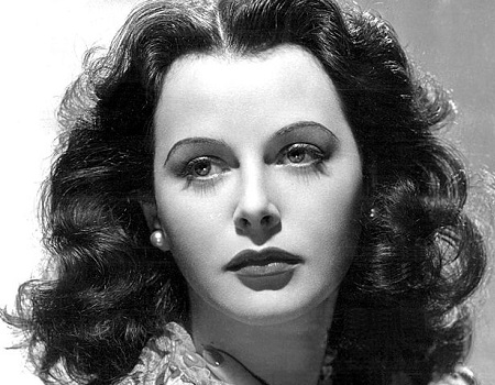 Famosa pelo filme Êxtase (1933), Hedy Lamarr foi também a inventora da tecnologia-base da telefonia móvel e do sistema de posicionamento global, o GPS. Lamarr propôs aplicar a tecnologia nos aviões dos Estados Unidos para despistar radares nazistas durante a Segunda Guerra. Caro demais, o sistema acabou engavetado e só foi redescoberto na virada do milênio. (Foto: Wikimedia Commons)