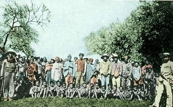 Uma das estrat&eacute;gias usadas pelos alem&atilde;es era expulsar os africanos para o deserto e, ao mesmo tempo, envenenar os po&ccedil;os d&aacute;gua. Depois da revolta dos herer&oacute;s foi a vez dos  namaquas se rebelarem, com consequ&ecirc;ncias parecidas: 10 mil pessoas foram mortas. A ONU reconheceu o genoc&iacute;dio s&oacute; em 1985, enquanto a Alemanha s&oacute; pediu desculpas em 2004. (Foto: Wikimedia Commons)