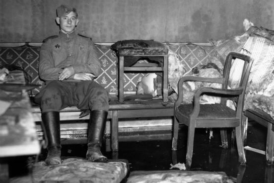 Um soldado russo senta-se sobre o sofá onde se acredita que Adolf Hitler se suicidou em seu abrigo subterrâneo, o Führerbunker, em Berlim. (Foto: Fred Ramage / Keystone / Getty Images) Um soldado russo senta-se sobre o sofá onde se acredita que Adolf Hitler se suicidou em seu abrigo subterrâneo, o Führerbunker, em Berlim. (Foto: Fred Ramage / Keystone / Getty Images)