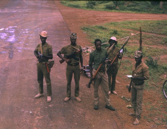 Muitas das tensões provocadas pelos dominadores duram até hoje no continente africano, pois criaram estruturas étnicas muito rígidas, o que não existia no passado. Um dos exemplos mais expressivos foi o conflito entre hutus e tutsis, em Ruanda. Os tutsis, escolhidos pelos europeus, governaram o país por anos após o fim do domínio belga, sempre colocando os hutus em posição de inferioridade. Em 1994, 32 anos após a independência do país, os hutus se rebelaram contra esse modelo e cerca de 1 milhão de pessoas morreram em uma guerra civil. (Foto: Wikimedia Commons)