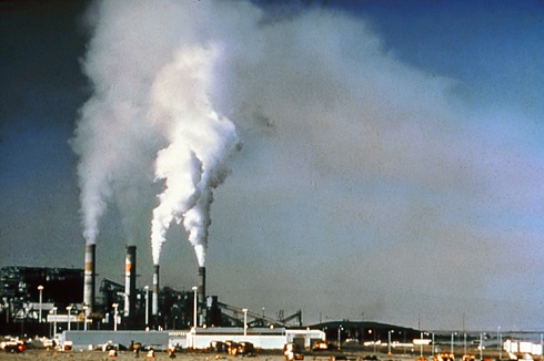 Vários são os culpados da poluição urbana. Indústrias geram muitos poluentes, como monóxido de carbono (CO), dióxido de carbono (CO2), dióxido de enxofre (SO2), só para citar alguns. (Foto: Wikimedia Commons) Vários são os culpados da poluição urbana. Indústrias geram muitos poluentes, como monóxido de carbono (CO), dióxido de carbono (CO2), dióxido de enxofre (SO2), só para citar alguns. (Foto: Wikimedia Commons)