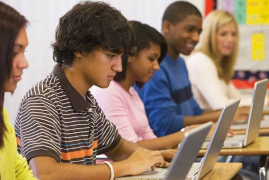 Alunos de escolas públicas de SP terão lousas digitais e tablets na sala de aula