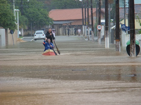 Além dos desmoronamentos, o período de chuvas pode causar enchentes nas grandes cidades. A ocupação desordenada, a falta de planejamento urbano e a impermeabilização do solo são algumas das causas de alagamentos urbanos. (Foto: Wikimedia Commons)