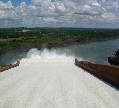 A maior capacidade instalada de energia hidrelétrica do Brasil está na bacia do Paraná. É nela que ficam as algumas das usinas mais importantes do país, como Itaipu e Furnas. (Foto: Wikimedia Commons) A maior capacidade instalada de energia hidrelétrica do Brasil está na bacia do Paraná. É nela que ficam as algumas das usinas mais importantes do país, como Itaipu e Furnas. (Foto: Wikimedia Commons)