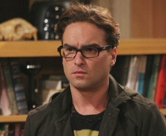 Leonard Hofstadter é um físico experimental da série THE BIG BANG THEORY. Ele divide o apartamento com Sheldon. Leonard Hofstadter é um físico experimental da série THE BIG BANG THEORY. Ele divide o apartamento com Sheldon.