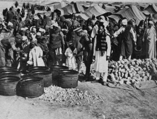 O imperialismo europeu causou a extinção de diversos idiomas. A instituição de línguas oficiais, que eram adotadas nas escolas, nos documentos e pelo governo local privilegiou os grupos que já as falavam, criando uma elite no continente. O legado da política feita de cima para baixo persiste até hoje na África. Os governos são, muitas vezes, fracos, ineficientes e autoritários. A população compartilha um baixo senso de identidade nacional. (Foto: Wikimedia Commons) O imperialismo europeu causou a extinção de diversos idiomas. A instituição de línguas oficiais, que eram adotadas nas escolas, nos documentos e pelo governo local privilegiou os grupos que já as falavam, criando uma elite no continente. O legado da política feita de cima para baixo persiste até hoje na África. Os governos são, muitas vezes, fracos, ineficientes e autoritários. A população compartilha um baixo senso de identidade nacional. (Foto: Wikimedia Commons)