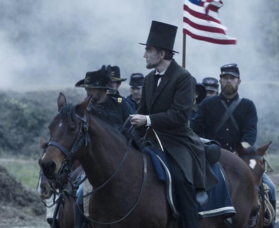 O presidente Abraham Lincoln governou os Estados Unidos durante sua maior crise interna, a Guerra Civil Americana ou Guerra de Secessão (1861 a 1865). O filme abrange os quatro últimos meses de vida de Lincoln, focando nos esforços do presidente para que a 13ª Emenda à Constituição dos Estados Unidos, que proíbe a escravidão e servidão involuntária, passasse pela Câmara dos Deputados. Na guerra, os Estados Confederados do Sul, que eram latifundiários, aristocratas e defensores da escravidão, tentaram se separar do norte do país, mais industrializado e menos dependente da escravidão. O filme foi nomeado para 12 prêmios do Oscar, incluindo Melhor Filme, Melhor Diretor para Steven Spielberg e Melhor Ator para Day-Lewis. ESTUDE: GUERRA DE SECESSÃO, ESCRAVIDÃO NOS EUA. (imagem: reprodução) O presidente Abraham Lincoln governou os Estados Unidos durante sua maior crise interna, a Guerra Civil Americana ou Guerra de Secessão (1861 a 1865). O filme abrange os quatro últimos meses de vida de Lincoln, focando nos esforços do presidente para que a 13ª Emenda à Constituição dos Estados Unidos, que proíbe a escravidão e servidão involuntária, passasse pela Câmara dos Deputados. Na guerra, os Estados Confederados do Sul, que eram latifundiários, aristocratas e defensores da escravidão, tentaram se separar do norte do país, mais industrializado e menos dependente da escravidão. O filme foi nomeado para 12 prêmios do Oscar, incluindo Melhor Filme, Melhor Diretor para Steven Spielberg e Melhor Ator para Day-Lewis. ESTUDE: GUERRA DE SECESSÃO, ESCRAVIDÃO NOS EUA. (imagem: reprodução)