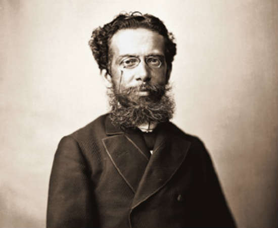 Um dos autores mais renomados da literatura brasileira, Machado de Assis era conhecido por ter pouco interesse na escola, mas era apaixonado pelas letras. Ainda jovem, montou uma sociedade onde compartilhava lorotas e comentários sobre todo tipo de assunto com seus amigos. Alguns atribuem seu livro Dom Casmurro à polêmica que envolveu Assis e Alencar. Foto: Wikicommons Um dos autores mais renomados da literatura brasileira, Machado de Assis era conhecido por ter pouco interesse na escola, mas era apaixonado pelas letras. Ainda jovem, montou uma sociedade onde compartilhava lorotas e comentários sobre todo tipo de assunto com seus amigos. Alguns atribuem seu livro Dom Casmurro à polêmica que envolveu Assis e Alencar. Foto: Wikicommons