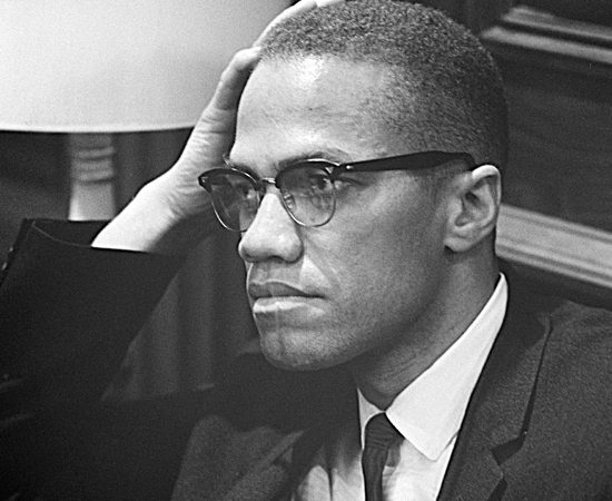 MALCOLM X (1925 - 1965) - Foi um dos maiores defensores dos direitos dos negros nos Estados Unidos. Fundou a Organização para a Unidade Afro-Americana. Foi assassinado por radicais contrários às suas ideias.