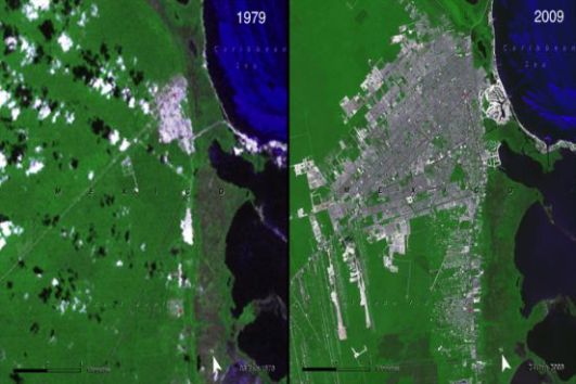 A cidade mexicana se expandiu de forma rápida e, hoje, conta com 3,9 milhões de habitantes. O preço da expansão desordenada foi pago pela população ribeirinha que foi expulsa para construção de balneários. (Imagem; NASA) A cidade mexicana se expandiu de forma rápida e, hoje, conta com 3,9 milhões de habitantes. O preço da expansão desordenada foi pago pela população ribeirinha que foi expulsa para construção de balneários. (Imagem; NASA)