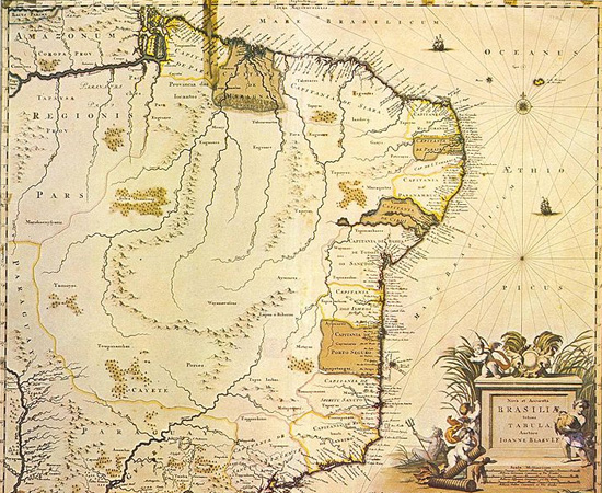 Sem recursos financeiros nem humanos para empreender uma ocupação em grande escala na colônia, o rei português dom João III decidiu dividir o território brasileiro em 15 faixas de terra - as capitanias hereditárias. O direito de administrá-las era concedido aos donatários - nobres ou burgueses que se comprometiam a arcar com os gastos internos, repassando grande parte dos rendimentos à Coroa portuguesa. Imagem: Mapa de Joan Blaeu (1640) / Domínio Público