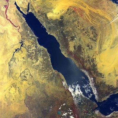 O Mar Vermelho, entre a África e a Península Arábica, se originou de uma enorme falha geológica. Foi assim que o relevo da região foi rebaixado, acumulando água e formando o Planalto dos Grandes Lagos. (Foto: Wikimedia Commons) O Mar Vermelho, entre a África e a Península Arábica, se originou de uma enorme falha geológica. Foi assim que o relevo da região foi rebaixado, acumulando água e formando o Planalto dos Grandes Lagos. (Foto: Wikimedia Commons)
