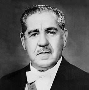 O golpe, que come&ccedil;ou com a promessa de r&aacute;pida volta ao regime democr&aacute;tico, logo adotou medidas ditatoriais. Foi nessa &eacute;poca que surgiram os  Atos Institucionais, decretos do Regime Militar que valiam como lei. Os primeiros AIs deram poder aos militares para alterar a constitui&ccedil;&atilde;o, dissolver partidos pol&iacute;ticos, determinaram elei&ccedil;&otilde;es indiretas e revogaram a constitui&ccedil;&atilde;o de 1946, entre outras coisas. Mas foi com a posse do segundo presidente, o Marechal Costa e Silva, que a ditadura endureceu.