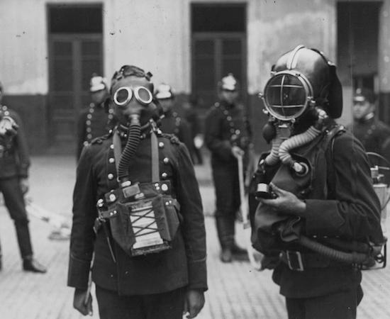 O uso de armas químicas foi responsável por 90 mil mortes durante o conflito. Para se defender, os britânicos desenvolveram as máscaras de gás, hoje fundamentais na indústria e em laboratórios. (Foto: Creative Commons) O uso de armas químicas foi responsável por 90 mil mortes durante o conflito. Para se defender, os britânicos desenvolveram as máscaras de gás, hoje fundamentais na indústria e em laboratórios. (Foto: Creative Commons)