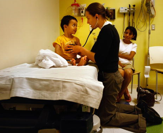 MEDICINA - Durante o curso de graduação e por meio de especializações, o profissional pode se tornar um Pediatra, e cuidar especificamente da saúde de crianças. MEDICINA - Durante o curso de graduação e por meio de especializações, o profissional pode se tornar um Pediatra, e cuidar especificamente da saúde de crianças.