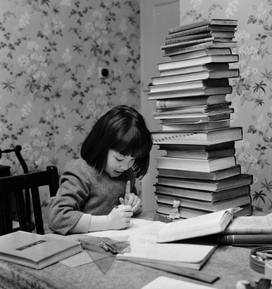 menina-estudando-livros.jpg