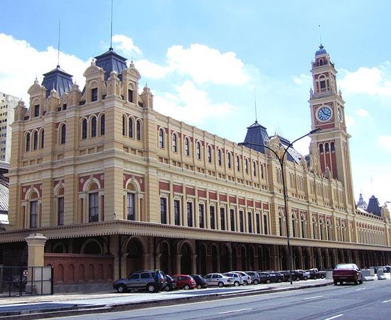 MUSEU DA LÍNGUA PORTUGUESA - É um museu interativo sobre a língua portuguesa. Está localizado na Estação da Luz, no centro de São Paulo. Expõe objetos, vídeos, sons e projeções.