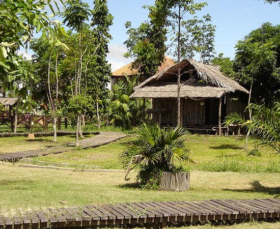 MUSEU SACACA - É um grande centro cultural e científico de Macapá, capital do Amapá. Localiza-se em uma área de 12 mil metros quadrados, na qual encontra-se um conjunto de edificações. O circuito engloba a Casa do Índios Waiãpi, a Casa dos Índios Palikur, o Barco Regatão, o Sítio Arqueológico do Marcá, a Praça do Pequeno Empreendedor Popular, a Praça do Sacaca, a Casa da Farinha, a Casa da Fitoterapia e a Casa dos Ribeirinhos.