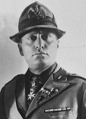 Benito Mussolini chegou ao poder em 1922. Em sete anos, ele extinguiu os outros partidos pol&iacute;ticos e tornou o a It&aacute;lia um pa&iacute;s de partido &uacute;nico: o fascista.