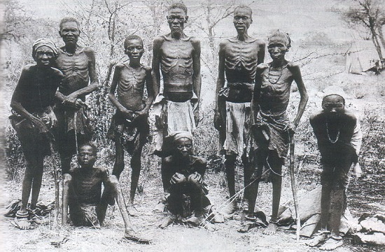 Em 1904, os Hererós, um povo tribal que até hoje habita o sul da África, se revoltaram contra a colonização alemã. A resposta dos colonizadores foi forte: os hererós foram enviados para campos de concentração e mortos. Estima-se que 65 mil hererós - o equivalente a 80% da população - tenham sido assassinados. (Foto: Wikimedia Commons) Em 1904, os Hererós, um povo tribal que até hoje habita o sul da África, se revoltaram contra a colonização alemã. A resposta dos colonizadores foi forte: os hererós foram enviados para campos de concentração e mortos. Estima-se que 65 mil hererós - o equivalente a 80% da população - tenham sido assassinados. (Foto: Wikimedia Commons)