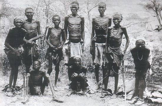 Em 1904, os Herer&oacute;s, um povo tribal que at&eacute; hoje habita o sul da &Aacute;frica, se revoltaram contra a coloniza&ccedil;&atilde;o alem&atilde;. A resposta dos colonizadores foi forte: os herer&oacute;s foram enviados para campos de concentra&ccedil;&atilde;o e mortos. Estima-se que 65 mil herer&oacute;s - o equivalente a 80% da popula&ccedil;&atilde;o - tenham sido assassinados. (Foto: Wikimedia Commons)