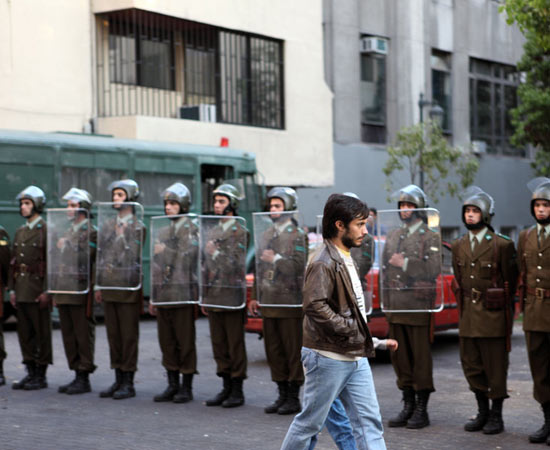 Em 1988, o ditador Pinochet, pressionado pela opinião pública, colocou seu mandato à prova em um plebiscito para a população chilena. O filme -No- trata da campanha nacional pelo -não-, feita pelos partidos de oposição. O governante estava no poder desde o golpe militar chileno, em 1973 e foi responsável pela estabilização econômica do país e pode diversas atrocidades contra os direitos humanos. Vale a pena pesquisar a filmografia do diretor e conferir as outras obras que fazem parte da trilogia sobre a ditadura no país (-Post Morten- trata do golpe em 1973 e -Tony Manero-, do período de maior repressão, 1978). O filme concorre ao Oscar de Melhor Filme Estrangeiro. ESTUDE: DITADURAS LATINO-AMERICANAS (CHILE). (imagem: reprodução) Em 1988, o ditador Pinochet, pressionado pela opinião pública, colocou seu mandato à prova em um plebiscito para a população chilena. O filme -No- trata da campanha nacional pelo -não-, feita pelos partidos de oposição. O governante estava no poder desde o golpe militar chileno, em 1973 e foi responsável pela estabilização econômica do país e pode diversas atrocidades contra os direitos humanos. Vale a pena pesquisar a filmografia do diretor e conferir as outras obras que fazem parte da trilogia sobre a ditadura no país (-Post Morten- trata do golpe em 1973 e -Tony Manero-, do período de maior repressão, 1978). O filme concorre ao Oscar de Melhor Filme Estrangeiro. ESTUDE: DITADURAS LATINO-AMERICANAS (CHILE). (imagem: reprodução)