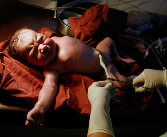 OBSTETRÍCIA - É o conjunto de técnicas e conhecimentos usados para gestantes, parturientes, recém-nascidos e familiares. OBSTETRÍCIA - É o conjunto de técnicas e conhecimentos usados para gestantes, parturientes, recém-nascidos e familiares.