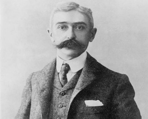 Em 1896, o barão de Coubertin, um apaixonado por esportes, consegue apoio para recriar a competição. Atenas recebe atletas de 13 países e os campeões recebem medalhas de prata e bronze (a de ouro surgiria em 1904). Em 1896, o barão de Coubertin, um apaixonado por esportes, consegue apoio para recriar a competição. Atenas recebe atletas de 13 países e os campeões recebem medalhas de prata e bronze (a de ouro surgiria em 1904).